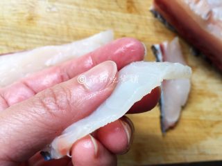 青花椒鱼片 麻辣鲜香,把鱼肉片成差不多1元硬币的那种厚度。