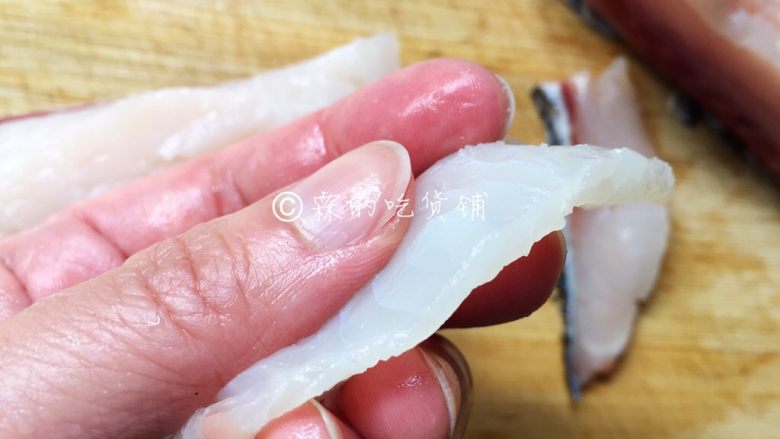青花椒鱼片 麻辣鲜香,把鱼肉片成差不多1元硬币的那种厚度。