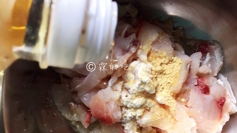 青花椒鱼片 麻辣鲜香,最后加入1勺油，抓匀备用。