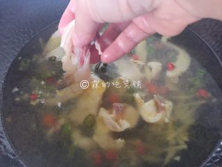 青花椒鱼片 麻辣鲜香,水煮开后，把鱼片均匀的散开来放入。