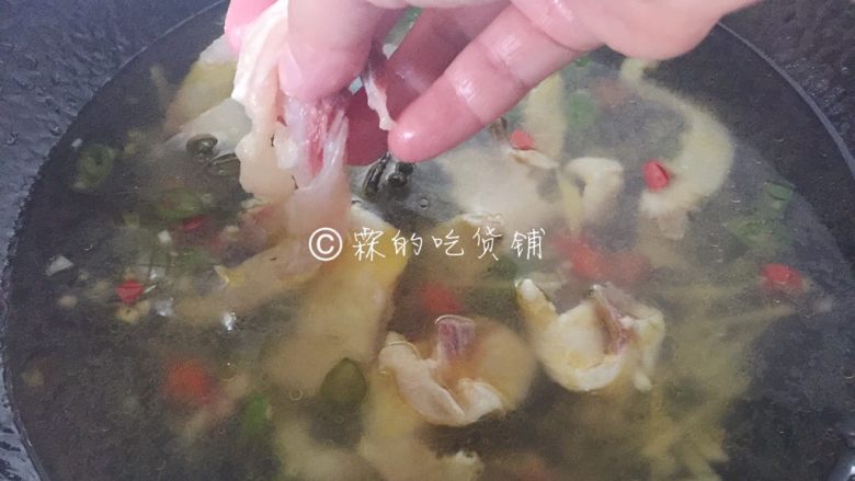 青花椒鱼片 麻辣鲜香,水煮开后，把鱼片均匀的散开来放入。