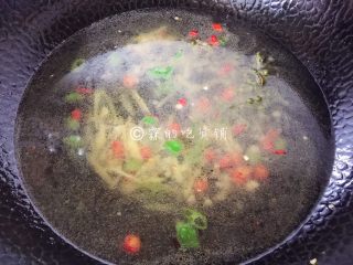 青花椒鱼片 麻辣鲜香,加入适量清水（如果有鱼骨熬的高汤，放进去效果更赞），烧开。
