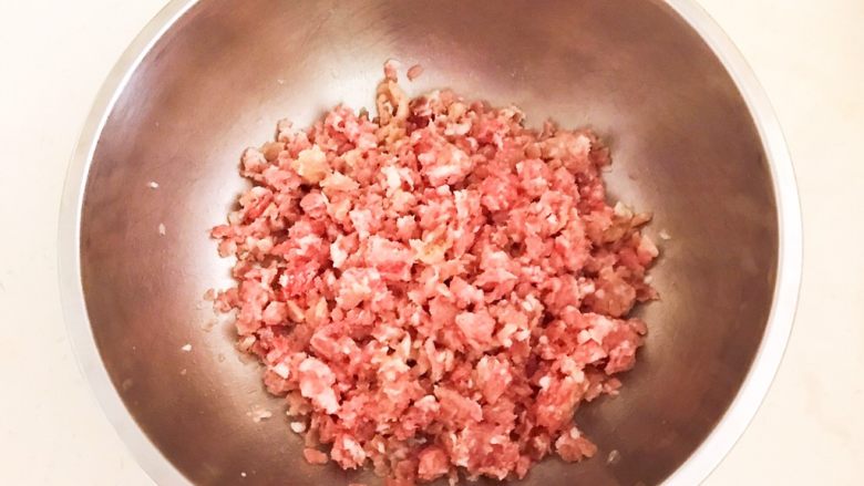 红烧肉丸子,碗里加入猪肉末