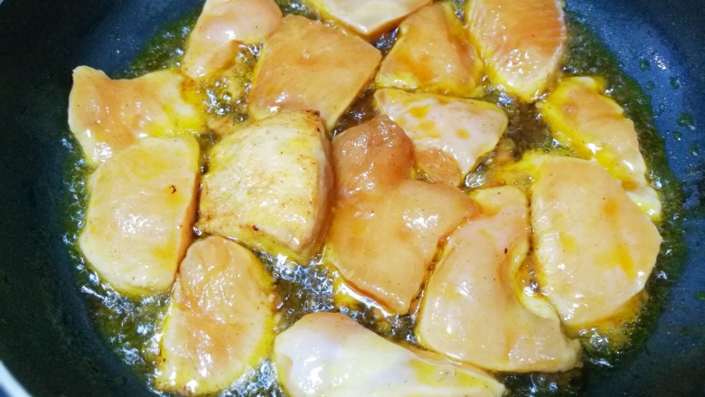 蜜汁香煎鸡胸肉,煎至两面金黄即可。
