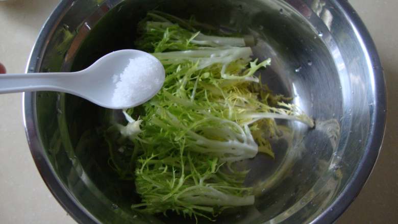 扇贝蔬菜沙拉,苦苣切段，加盐、黑胡椒碎拌匀