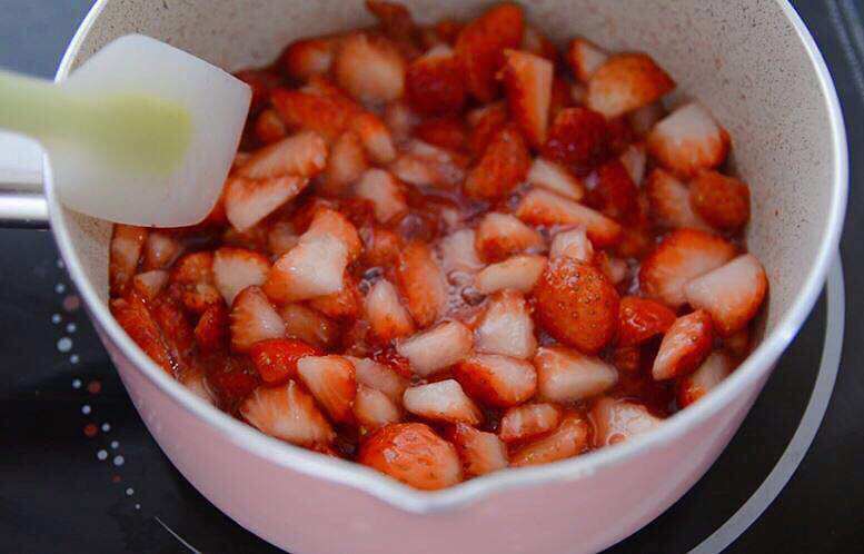 草莓牛奶布丁,草莓切丁，加入细砂糖。