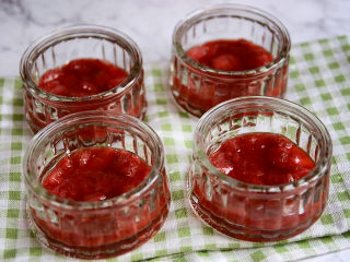 草莓牛奶布丁,草莓酱放凉后放入布丁杯底。