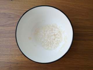 健康营养+减肥+杂粮粥,将大米和糯米淘洗干净。