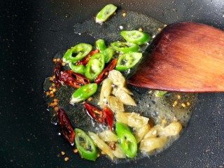 酸辣藕尖,锅内放油，放入辣椒炒香。