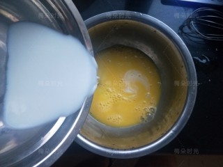 葡式蛋挞,牛奶液倒进鸡蛋液里搅拌均匀