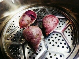 紫薯仙豆糕,紫薯整只放入蒸锅蒸40分钟