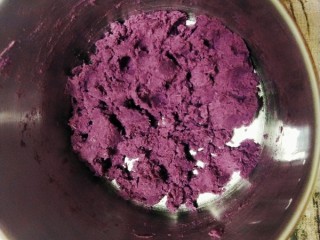 紫薯仙豆糕,去皮用铁勺压碎备用