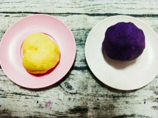 紫薯仙豆糕,混匀后，分别对面粉团和紫薯图放入硅胶垫中揉，揉至表面光滑