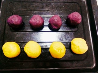 紫薯仙豆糕,将面粉团平分四份，每份大约40g;紫薯团平均分为四份，每份大约30g