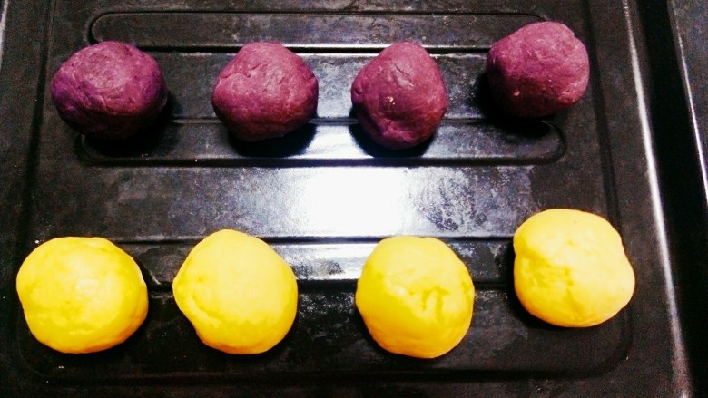 紫薯仙豆糕,将面粉团平分四份，每份大约40g;紫薯团平均分为四份，每份大约30g
