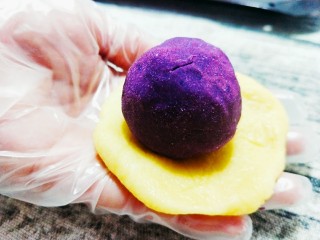紫薯仙豆糕,捏成团，然后用小份面团包裹紫薯团