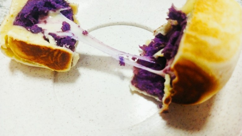 紫薯仙豆糕,轻轻扮开，很是拉丝
