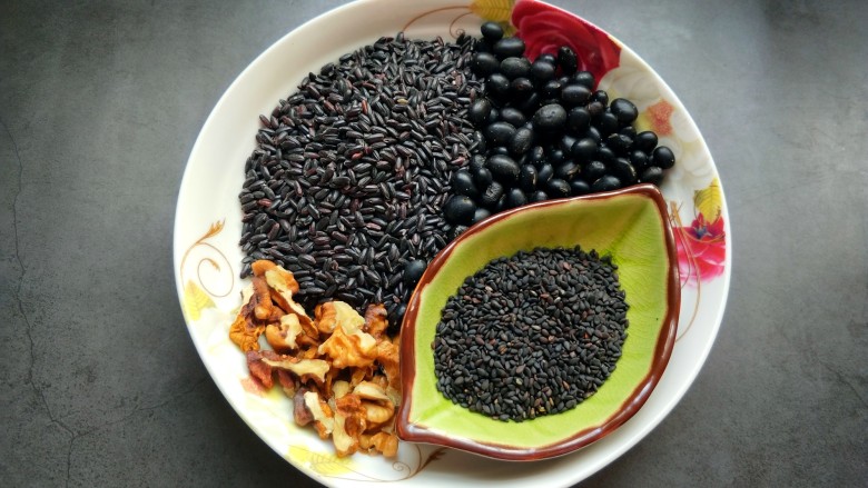 养生良方:黑芝麻黑豆核桃粥,准备食材。