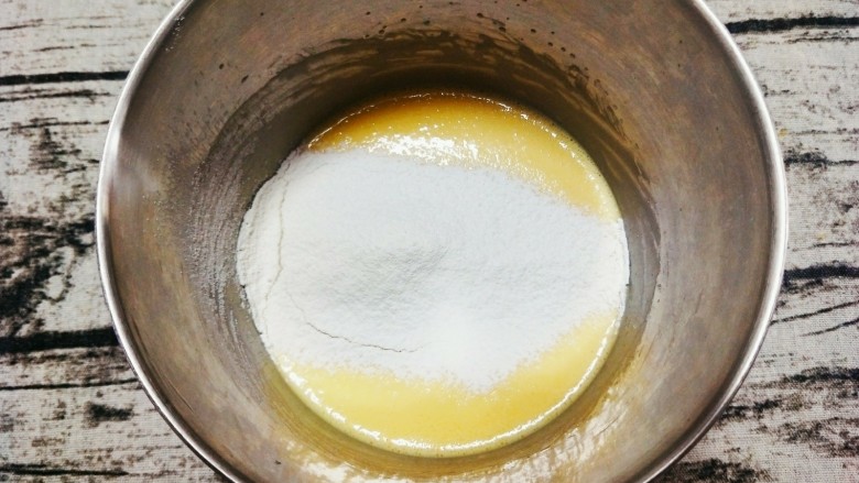 酸奶蛋糕,蛋黄色筛入低粉和淀粉的混合物