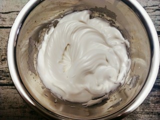 酸奶蛋糕,蛋白加入数滴香精，打发硬性