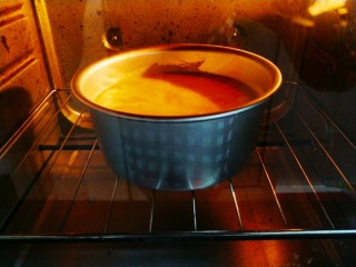 酸奶蛋糕,倒入模具，震荡几下放入烤箱，上层150，下层145，烘烤50分钟