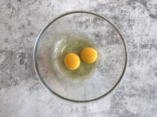 酸奶松饼,将两个鸡蛋打入碗中