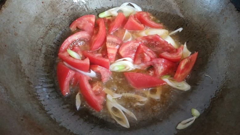 西红柿青椒土豆片,放入西红柿翻炒一会儿，炒出红汁