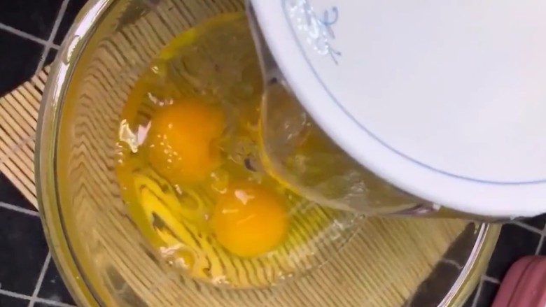 鸡蛋羹,加入鸡蛋1.5倍的温水，