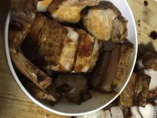 梅菜扣肉,猪肉放凉切成2厘米厚，猪皮向下放入碗中。