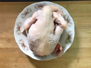 口水鸡,准备好材料，把买回来的鸡去掉内脏，清洗干净，切成2半。