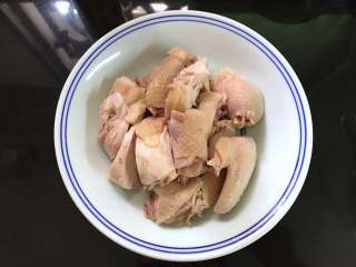口水鸡,把冷却好的鸡取出，切成小块后码入碗中。