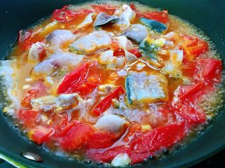 番茄鱼,煮沸后鱼骨倒入，煮到汤汁浓稠时加入鱼片，用筷子轻轻翻一下，加入生姜丝，盐，鱼片变色关火。

