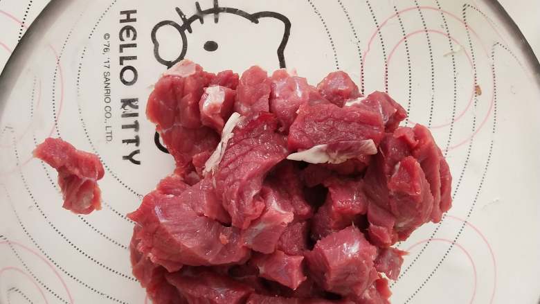 蒜头烤牛肉,2、<a style='color:red;display:inline-block;' href='/shicai/ 216'>牛肉</a>切成短条。
