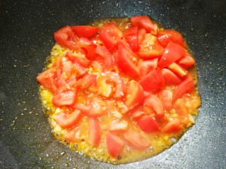 好吃到放弃减肥的番茄鸡蛋粉,炒出汁水。
