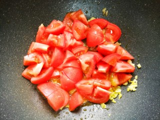 好吃到放弃减肥的番茄鸡蛋粉,加入番茄。