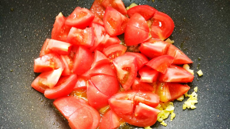 好吃到放弃减肥的番茄鸡蛋粉,加入番茄。