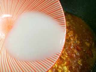 好吃到放弃减肥的番茄鸡蛋粉,淀粉加适量水勾芡。