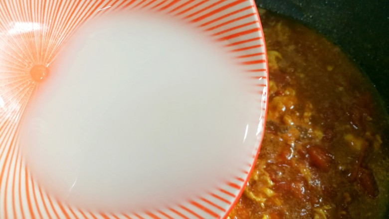 好吃到放弃减肥的番茄鸡蛋粉,淀粉加适量水勾芡。