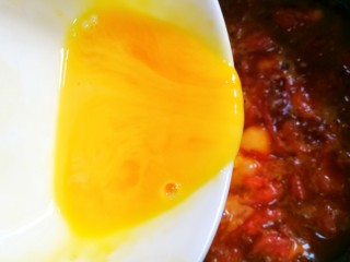 好吃到放弃减肥的番茄鸡蛋粉,加入鸡蛋液。