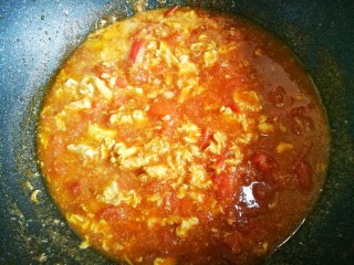好吃到放弃减肥的番茄鸡蛋粉,待其凝固。