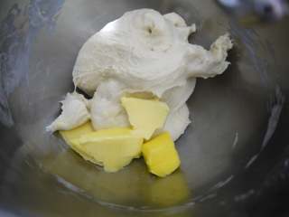葡萄干吐司,加入软化的黄油，先低速搅拌至黄油吸收，再告诉搅拌至完全阶段。