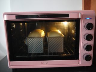 葡萄干吐司,烤箱预热，上火140度，下火200度，放在烤箱最下层烘烤35分钟。