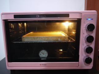 草莓抹茶卷,烤箱预热，上火190度，下火150度，烘烤20分钟。