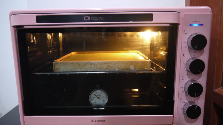 草莓抹茶卷,烤箱预热，上火190度，下火150度，烘烤20分钟。