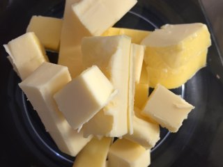 柠檬马芬蛋糕,首先制作酥粒，将冷藏的黄油切成小丁。（必须是冷藏的）