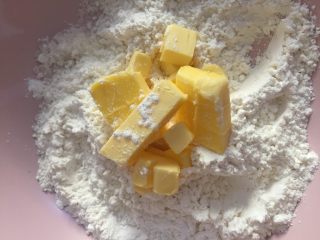柠檬马芬蛋糕,把黄油、细砂糖和低筋面粉混合，可以带上一次性手套搓成粗砂状，放入冰箱冷冻备用。