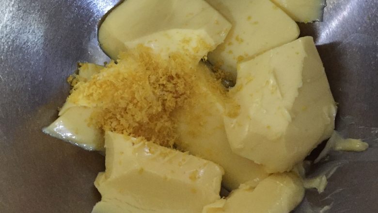 柠檬马芬蛋糕,制作马芬蛋糕，将软化的黄油和柠檬皮放在打蛋盆中。