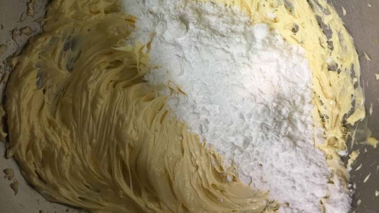 柠檬马芬蛋糕,把糖粉分2次加入到黄油中，每次都把糖粉充分混合，高速打发蓬松。然后再加第二次的糖粉打发。打发好的黄油颜色发白，体积蓬松。