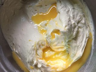 柠檬马芬蛋糕,把鸡蛋分4次加入到黄油糊中，用电动打蛋器搅拌乳化，每次乳化都是鸡蛋液被完全吸收再加第二次的蛋液。