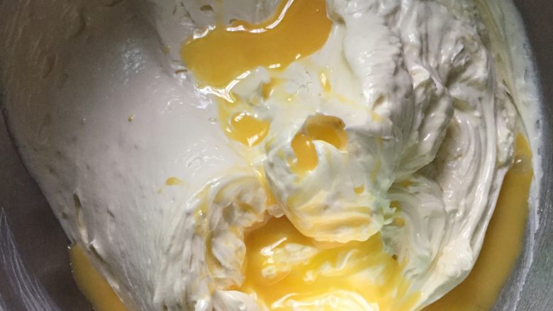 柠檬马芬蛋糕,把鸡蛋分4次加入到黄油糊中，用电动打蛋器搅拌乳化，每次乳化都是鸡蛋液被完全吸收再加第二次的蛋液。